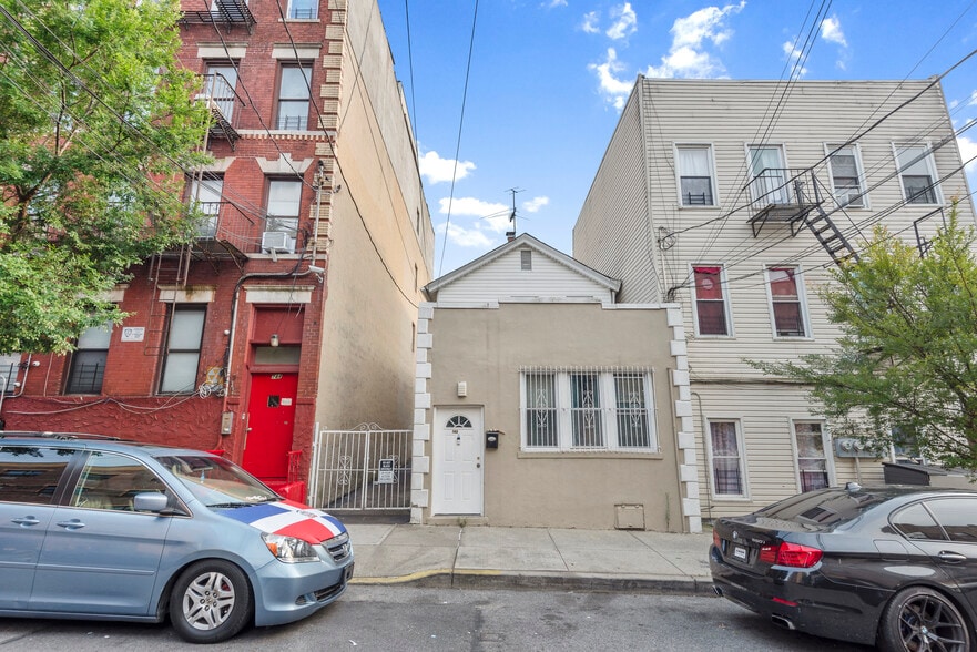 742 E 214th St, Bronx, NY for sale - Building Photo - Image 2 of 4