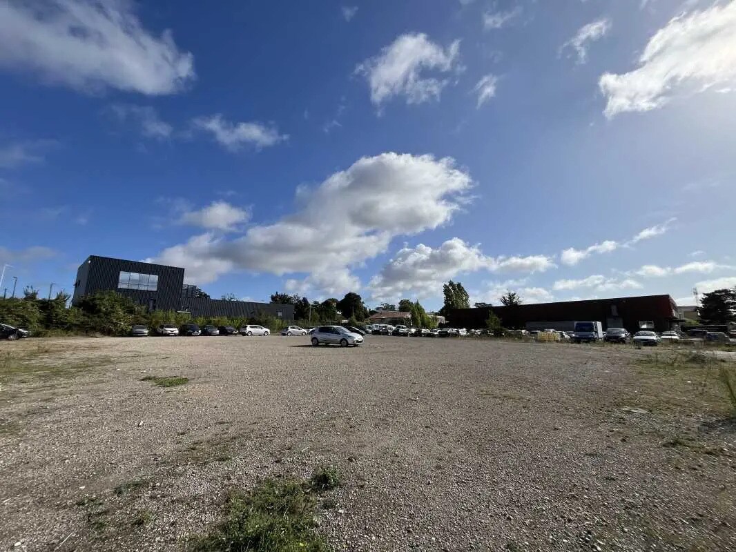 Flex in Porcheville for sale Building Photo- Image 1 of 9