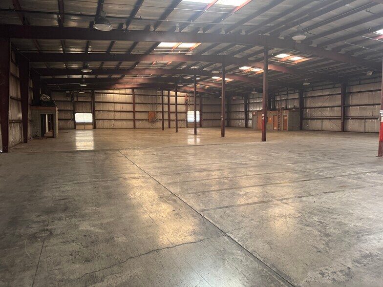 1137 Illinois Ave, Sheboygan, WI for lease - Interior Photo - Image 2 of 5