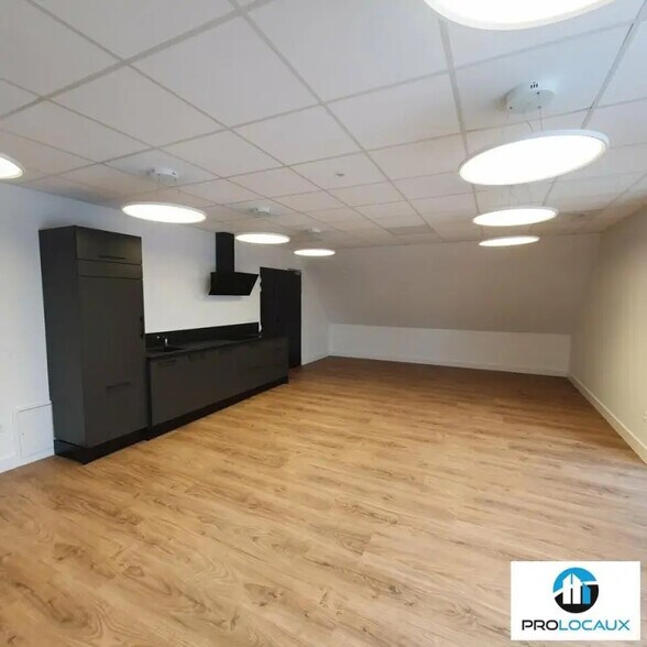 Bureau dans Voiron à louer - Photo du bâtiment - Image 2 de 12