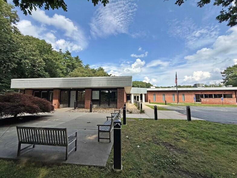 50 Tower Ln, Avon, CT à vendre - Photo du bâtiment - Image 2 de 19