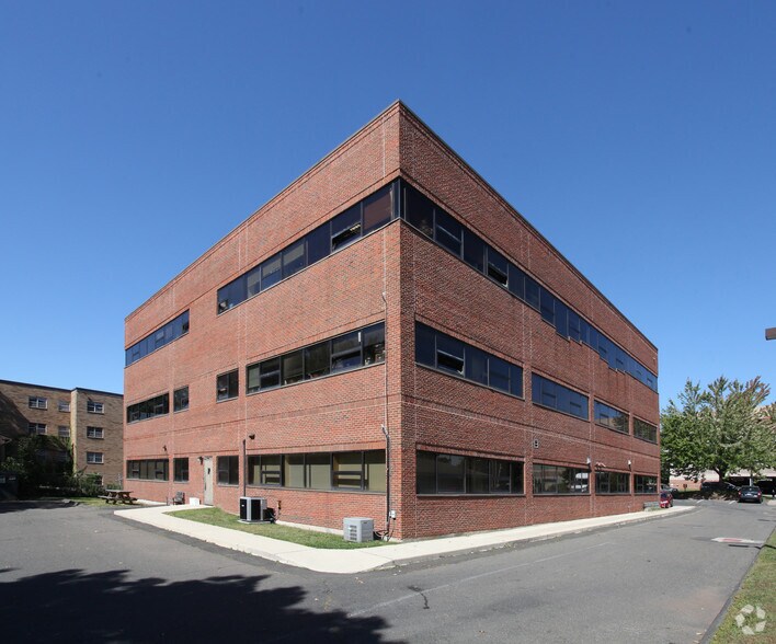 35 Pearl St, New Britain, CT à louer - Photo du bâtiment - Image 2 de 8