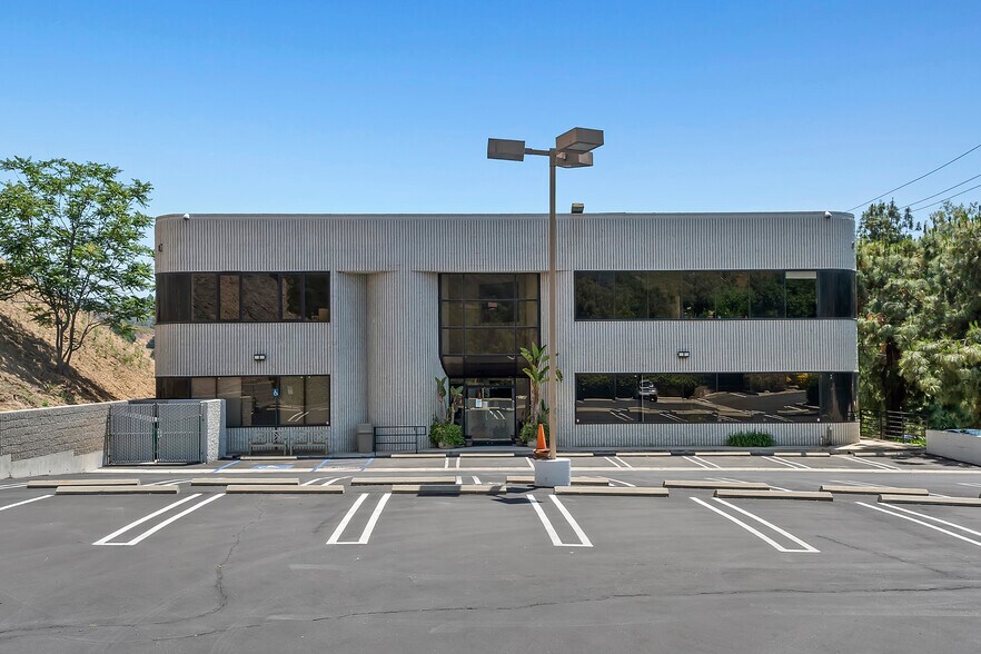 5146 Douglas Fir Rd, Calabasas, CA à louer - Photo du bâtiment - Image 3 de 7