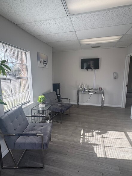 6105 Memorial Hwy, Tampa, FL for lease - Building Photo - Image 2 of 26
