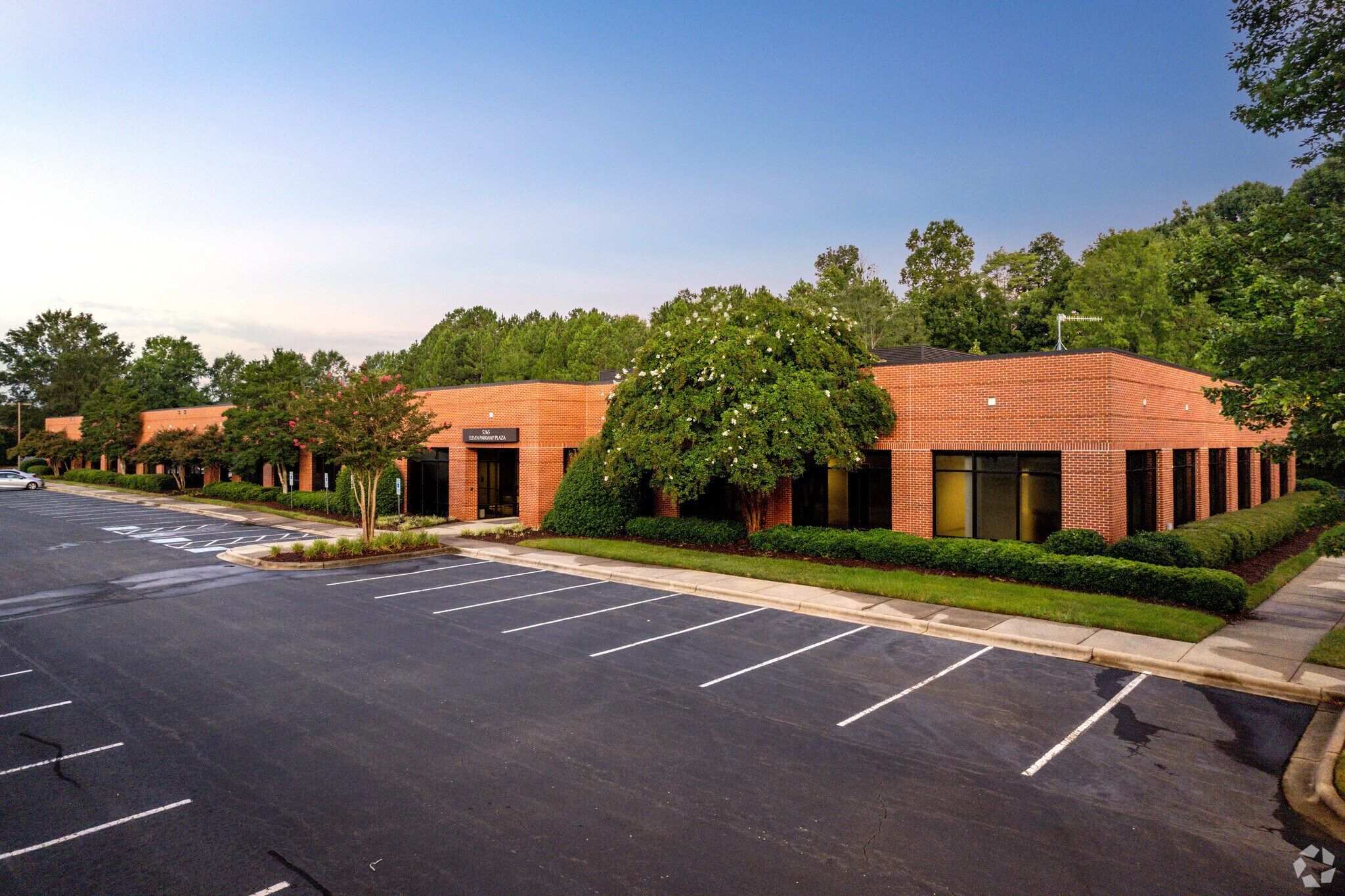 4828 Parkway Plaza Blvd, Charlotte, NC à louer Photo du bâtiment- Image 1 de 10