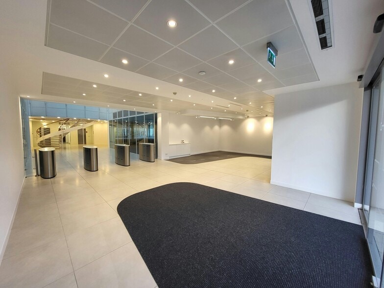 800 Pavilion Dr, Northampton for sale - Interior Photo - Image 3 of 9