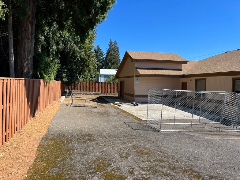 31895 NW Hillcrest Ave, North Plains, OR for sale - Building Photo - Image 2 of 8