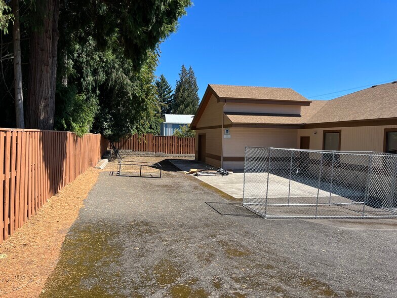 31895 NW Hillcrest Ave, North Plains, OR à vendre - Photo du bâtiment - Image 2 de 8