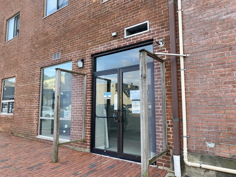 76 Broadway, Newport, RI for lease - Building Photo - Image 1 of 27