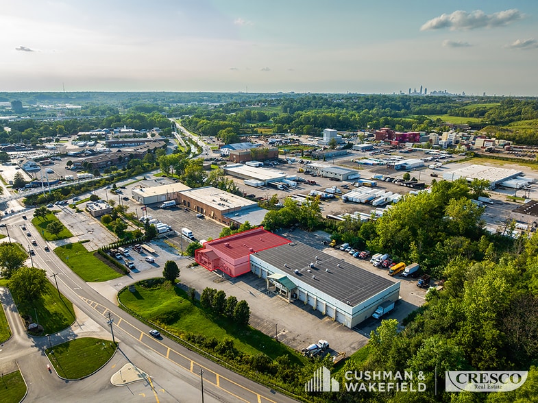 7941-7951 Granger Rd, Valley View, OH for lease - Building Photo - Image 1 of 15