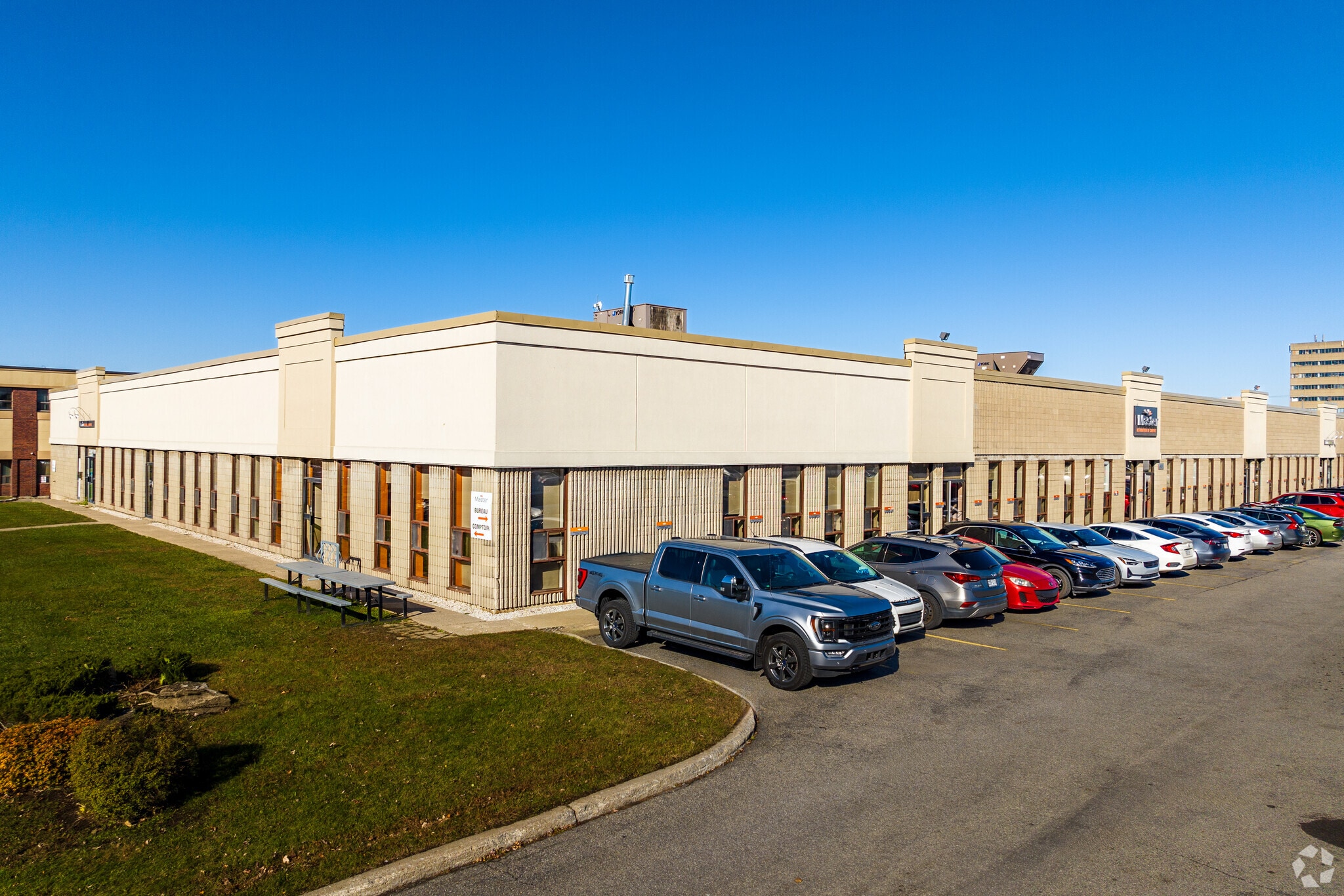 373-451 Lebeau Boul, Saint-Laurent, QC for sale Primary Photo- Image 1 of 7