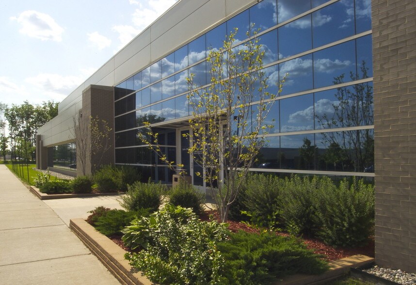 5850 Mercury Dr, Dearborn, MI à vendre - Photo du bâtiment - Image 3 de 22