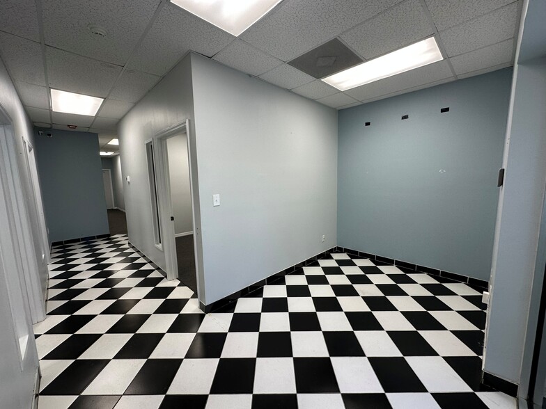 1743 Independence Blvd, Sarasota, FL for lease - Building Photo - Image 2 of 31