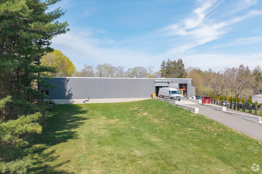 75 Tripps Ln, Riverside, RI à louer - Photo du bâtiment - Image 2 de 4