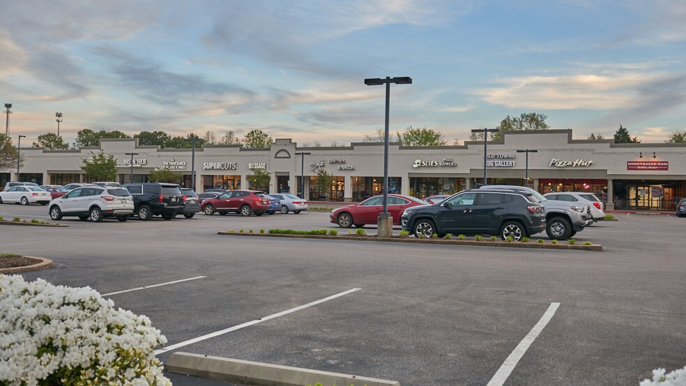 875 Poplar Ave, Memphis, TN à louer - Photo du bâtiment - Image 2 de 8