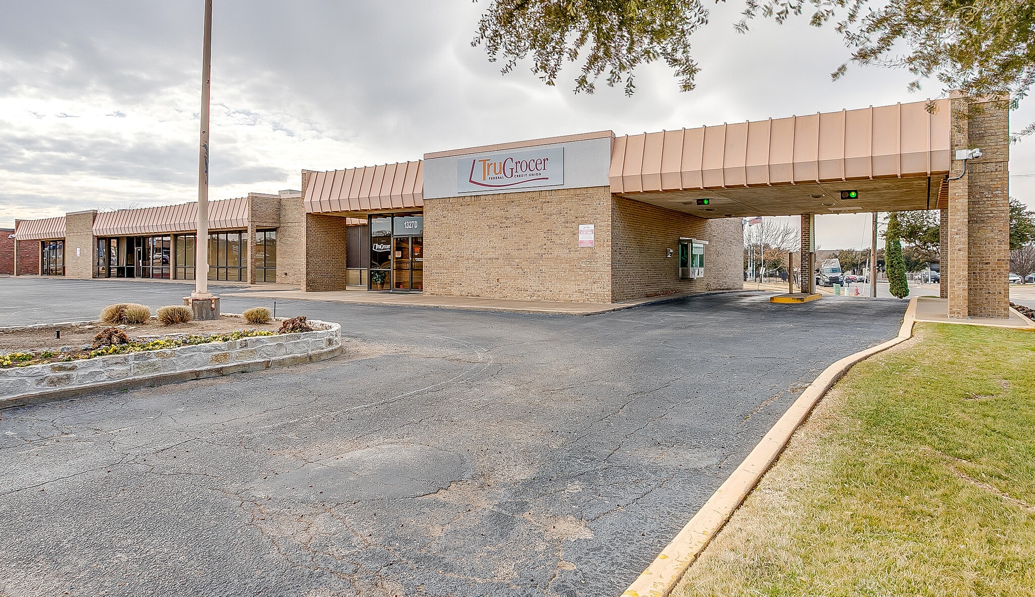 1327 Brown Trl, Bedford, TX for sale Primary Photo- Image 1 of 8