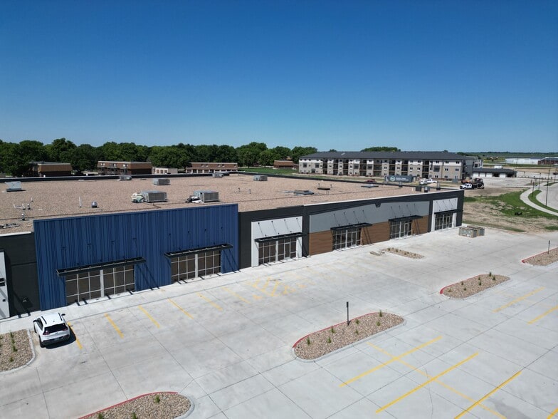 905 Theatre Drive, Hastings, NE for lease - Building Photo - Image 2 of 8