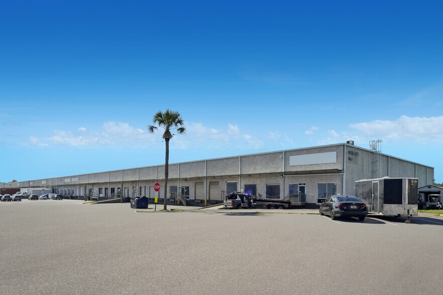 4502-4740 Transport Dr, Tampa, FL à louer - Photo du bâtiment - Image 1 de 34