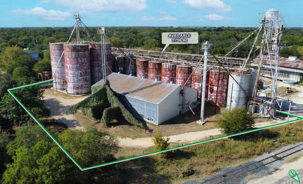 804 N Pecos St, Lockhart, TX à louer - Photo du bâtiment - Image 3 de 7