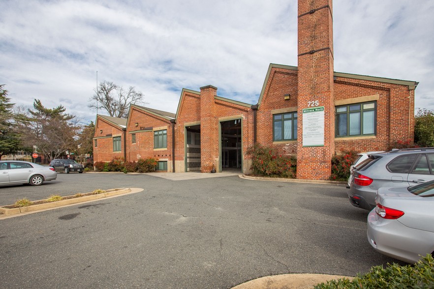 725 Jackson St, Fredericksburg, VA à louer - Photo principale - Image 1 de 20