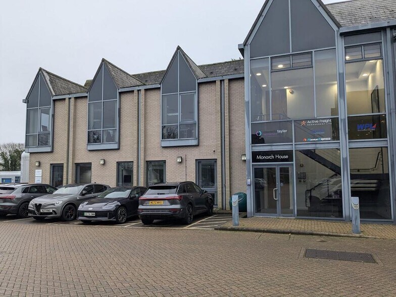 1-2 Eversley Way, Egham à louer - Photo du bâtiment - Image 1 de 8
