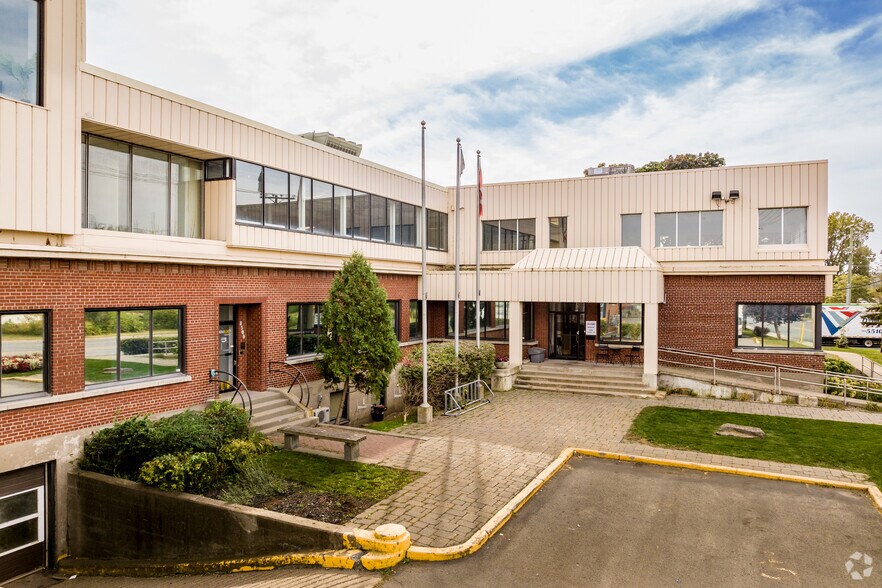 8200-8300 Rue Saint-Patrick, Montréal, QC for sale - Building Photo - Image 1 of 1