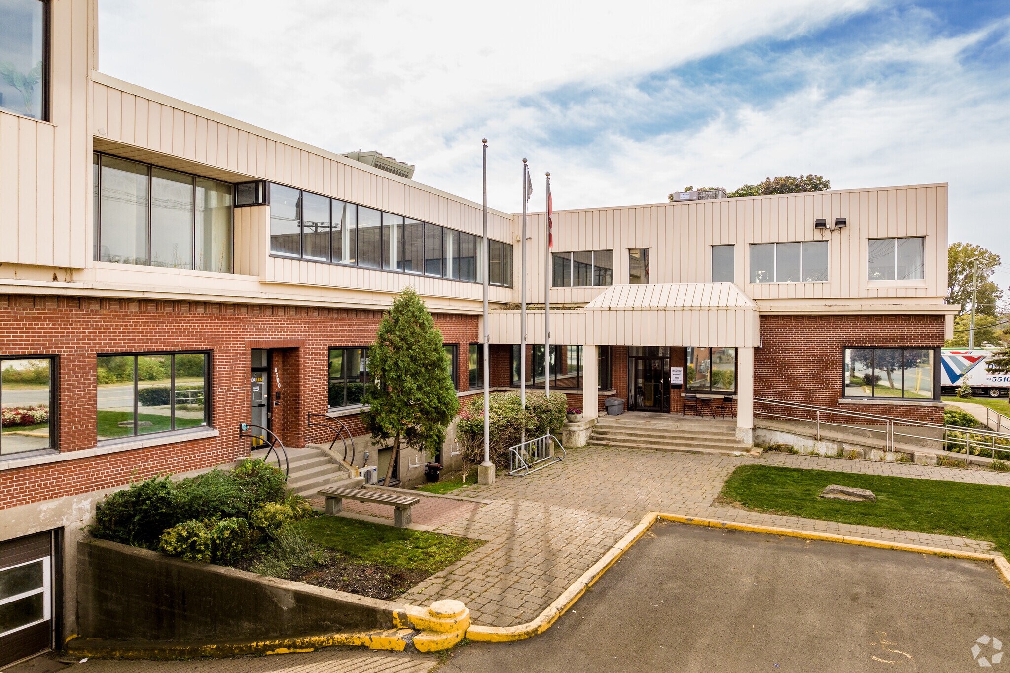 8200-8300 Rue Saint-Patrick, Montréal, QC à vendre Photo du bâtiment- Image 1 de 1