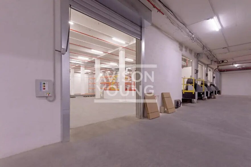 Flex in Paris for lease - Interior Photo - Image 3 of 6