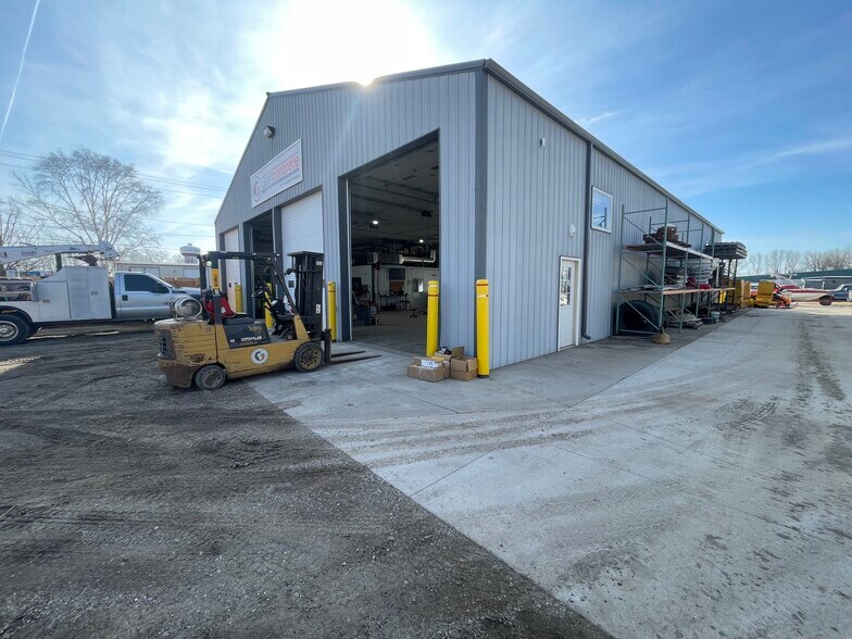 1521 Industrial Ave, Jefferson, WI à vendre - Photo du bâtiment - Image 3 de 19