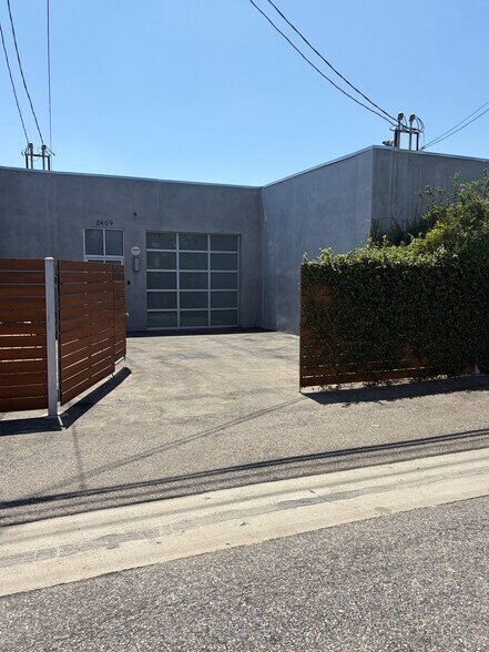 2409 W Empire Ave, Burbank, CA à louer - Photo du bâtiment - Image 2 de 7