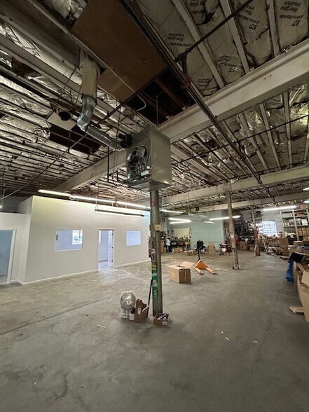 151 Babylon Tpke, Roosevelt, NY à louer - Photo du bâtiment - Image 2 de 8