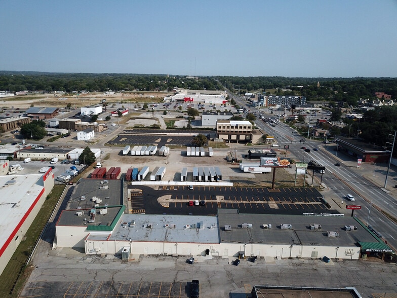304-328 S 72nd St, Omaha, NE for lease - Building Photo - Image 1 of 1
