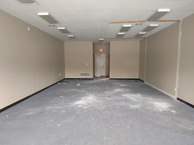 5836 N Lapeer Rd, North Branch, MI for lease - Interior Photo - Image 3 of 34