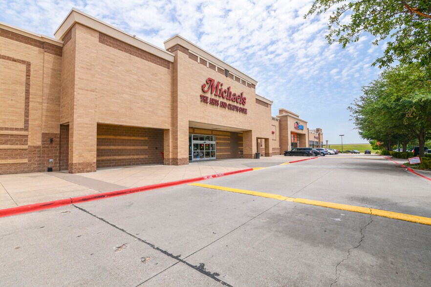 5301-5435 N Garland Ave, Garland, TX à louer - Photo du bâtiment - Image 3 de 5
