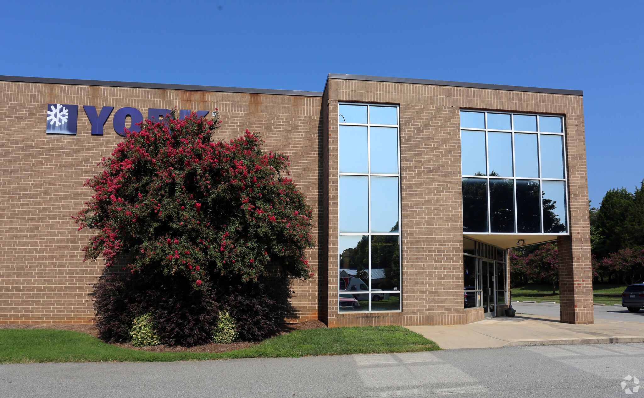 7001 Cessna Dr, Greensboro, NC for lease Primary Photo- Image 1 of 6