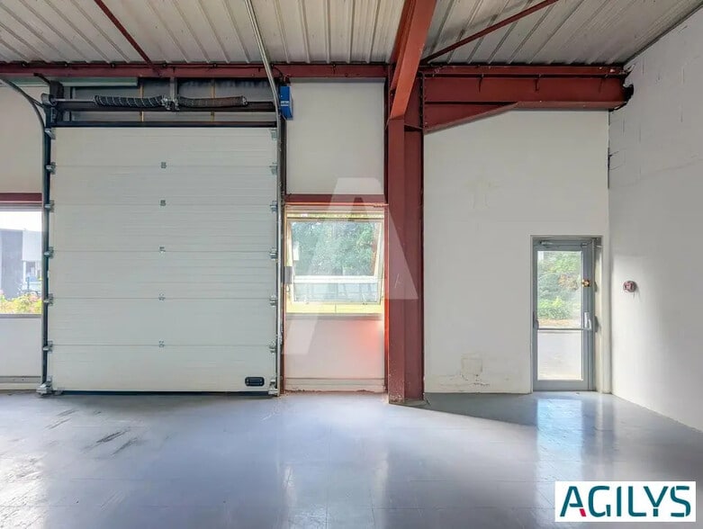 Flex in  for lease - Interior Photo - Image 1 of 12