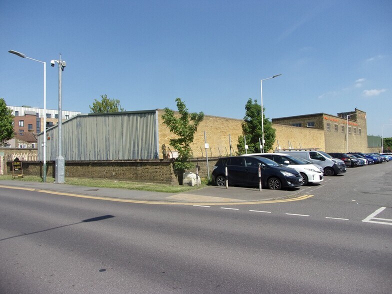 69-71 Oldchurch Rd, Romford à louer - Photo du bâtiment - Image 2 de 3
