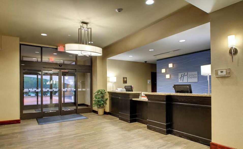 639 S Canal St, Natchez, MS for sale - Lobby - Image 3 of 17