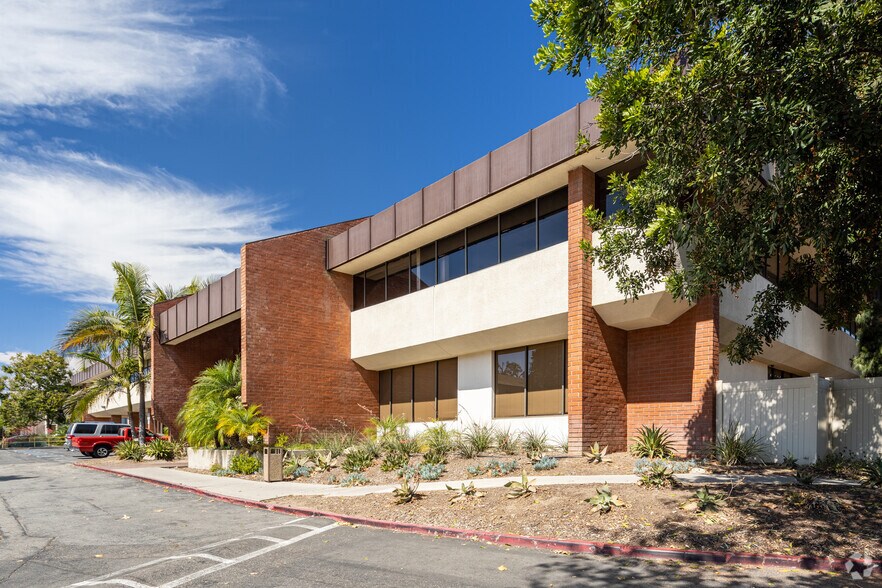 2112 E 4th St, Santa Ana, CA à louer - Photo du bâtiment - Image 3 de 15