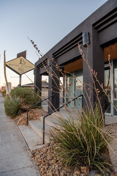 4500 W Charleston Blvd, Las Vegas, NV à vendre - Photo du bâtiment - Image 2 de 11