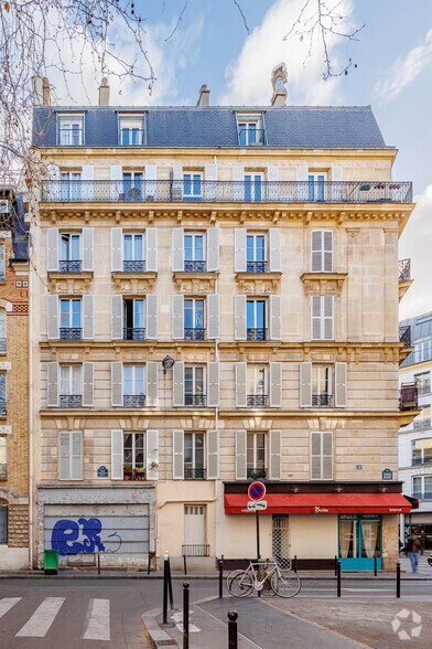 Immeuble residentiel dans Paris à vendre - Photo du bâtiment - Image 2 de 3