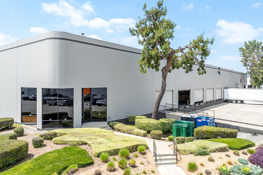6000-6098 Rickenbacker Rd, Commerce, CA à louer - Photo principale - Image 1 de 23