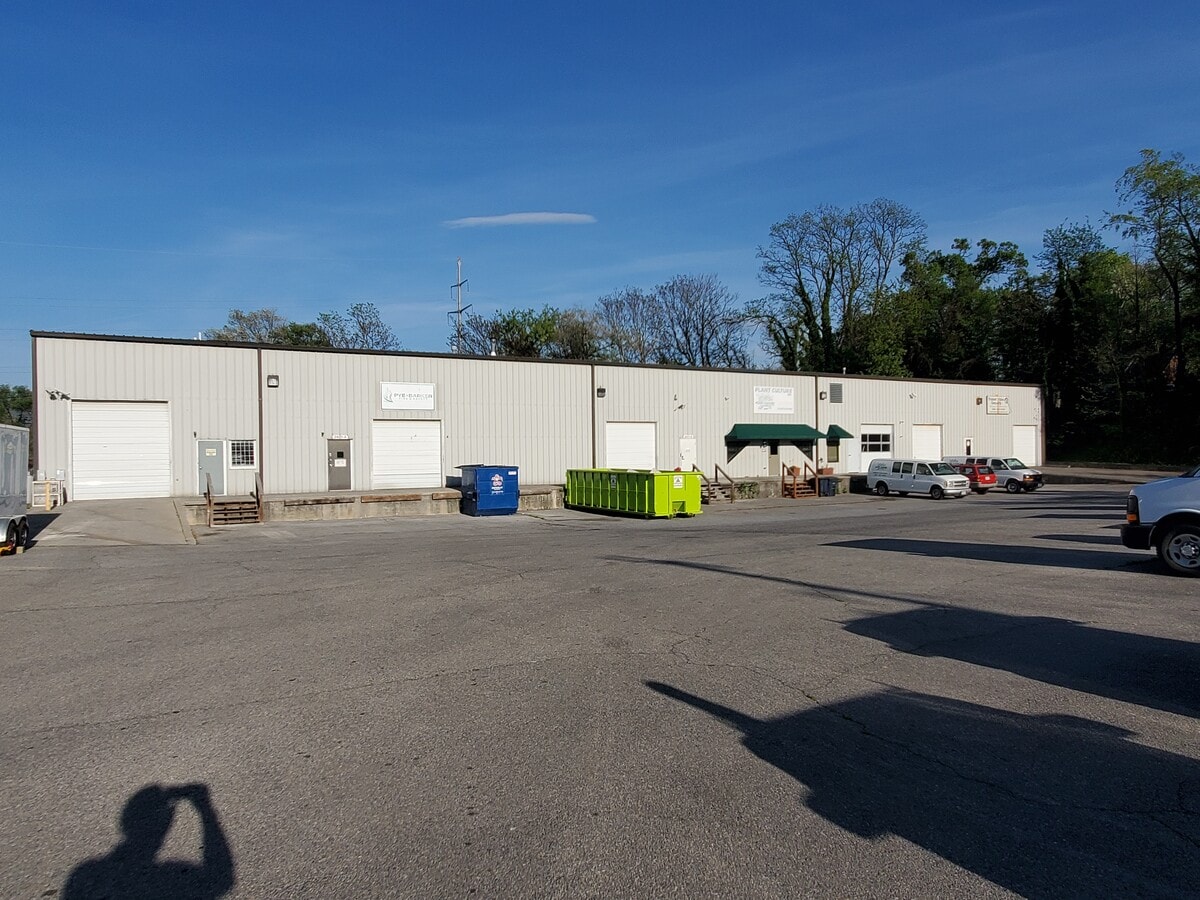 2401 Plantation Rd NE, Roanoke, VA 24012 - Unité A &B -  - Photo intérieure - Image 1 of 17