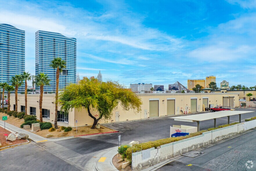 3485 W Harmon Ave, Las Vegas, NV à louer - Photo du bâtiment - Image 2 de 4