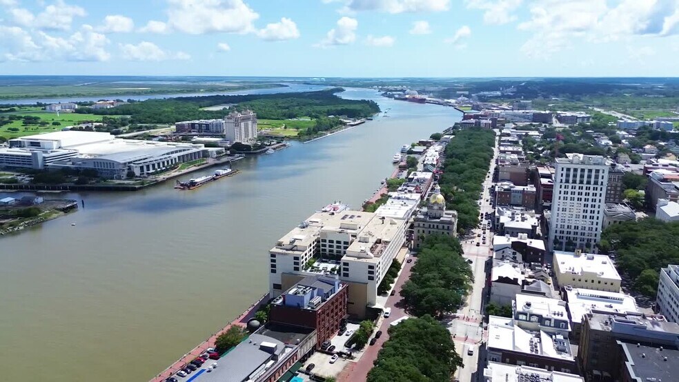 301-303 W Bay St, Savannah, GA à louer - Vidéo sur l’inscription commerciale - Image 2 de 14