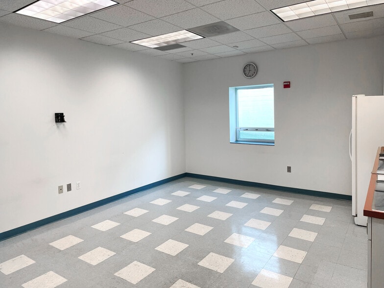 300 N Stonestreet Ave, Rockville, MD for lease - Building Photo - Image 3 of 20