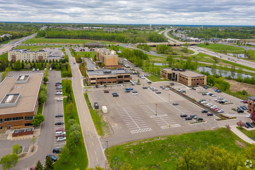 652 Bielenberg Dr, Woodbury, MN à vendre - Photo du bâtiment - Image 2 de 3