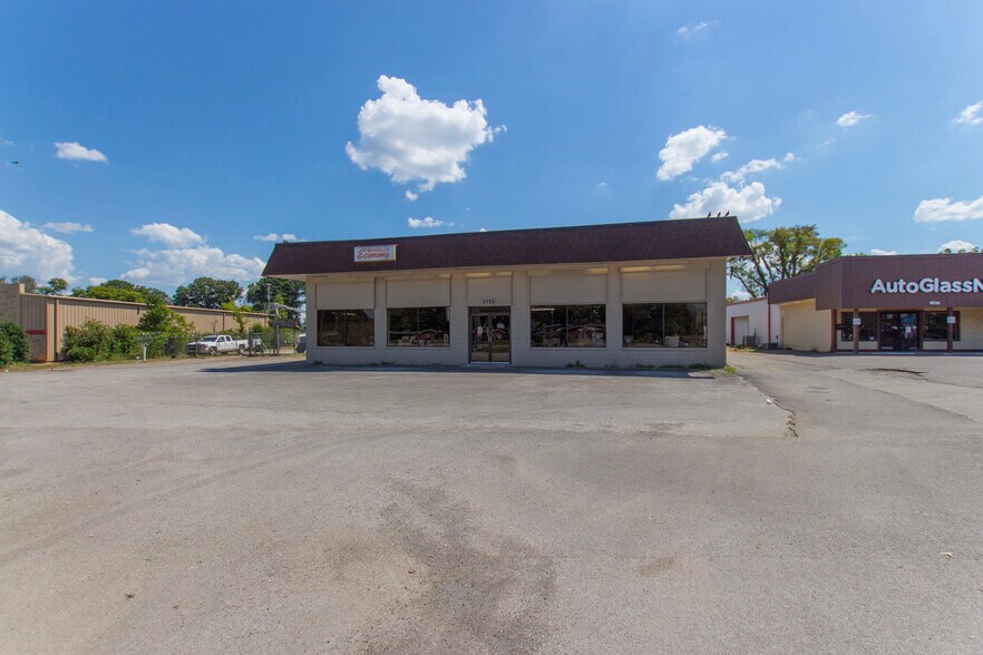 2733 University Dr NW, Huntsville, AL à louer - Photo du bâtiment - Image 3 de 15