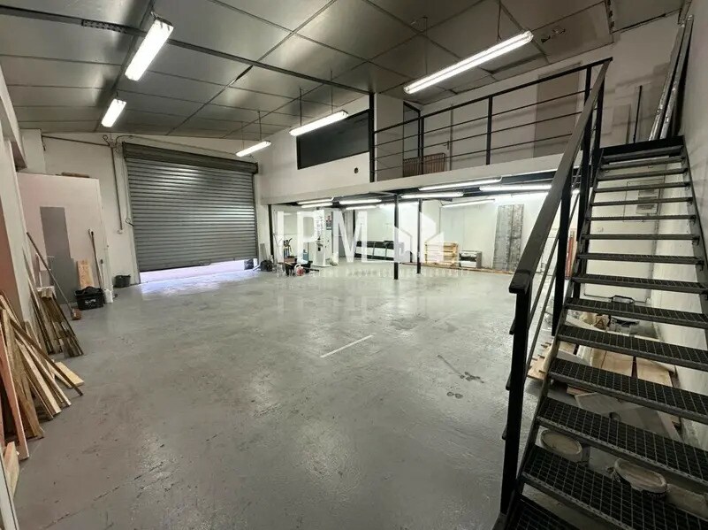 Retail in Aubagne for sale Interior Photo- Image 1 of 6