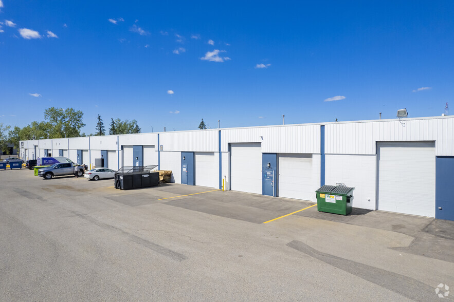 5824-5842 Burbank Rd SE, Calgary, AB à louer - Photo du bâtiment - Image 2 de 3